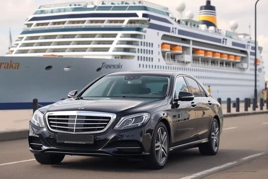 Book your private and luxury car service for cruise port and airport transfers in Rome.
